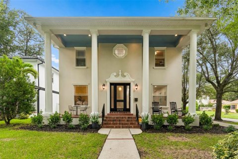 House in Tampa, Florida 4 bedrooms, 291.53 sq.m. № 2285328