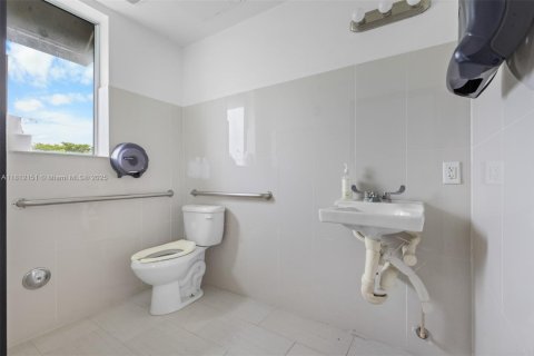 Propiedad comercial en venta en Wilton Manors, Florida № 1774185 - foto 25