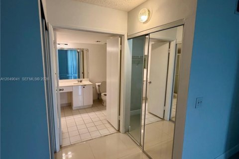 Condo in Aventura, Florida, 2 bedrooms  № 2244794 - photo 8