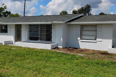 House in Port Charlotte, Florida 4 bedrooms, 96.62 sq.m. № 2197521