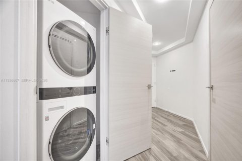 Condo in Miami, Florida, 2 bedrooms  № 2186246 - photo 27