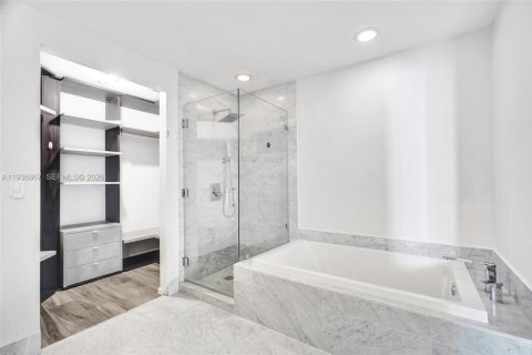 Condo in Miami, Florida, 2 bedrooms  № 2186246 - photo 19