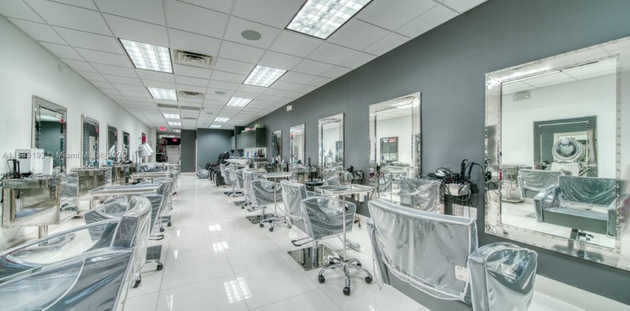 Commercial property in Pinecrest, Florida № 2026592