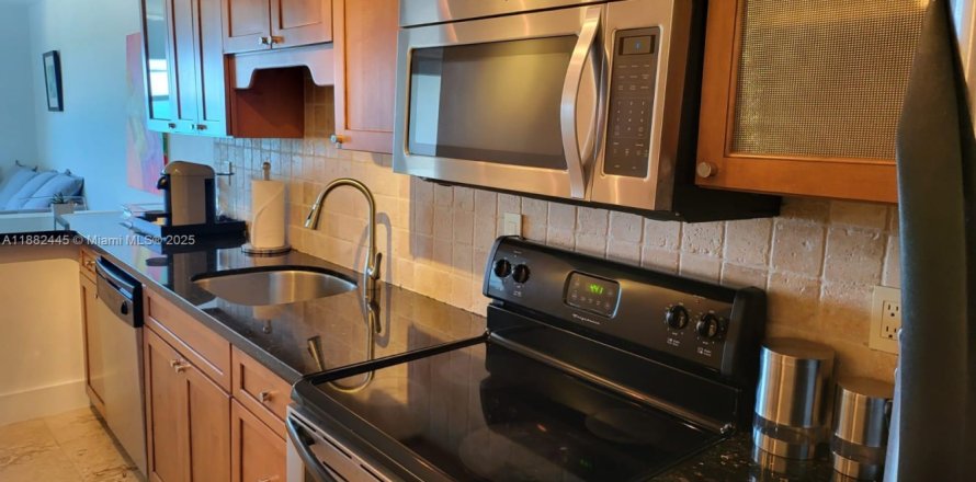 Condominio en Miami Beach, Florida, 1 dormitorio  № 1978034