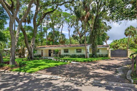House in Saint Petersburg, Florida 3 bedrooms, 178.56 sq.m. № 1856364 - photo 3
