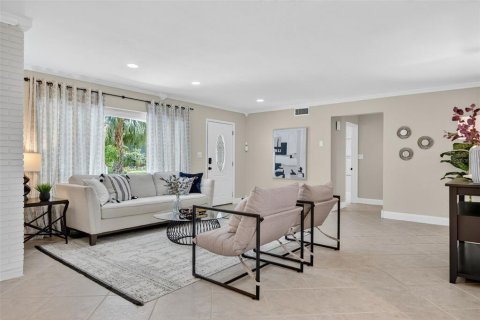 House in Saint Petersburg, Florida 3 bedrooms, 178.56 sq.m. № 1856364 - photo 13