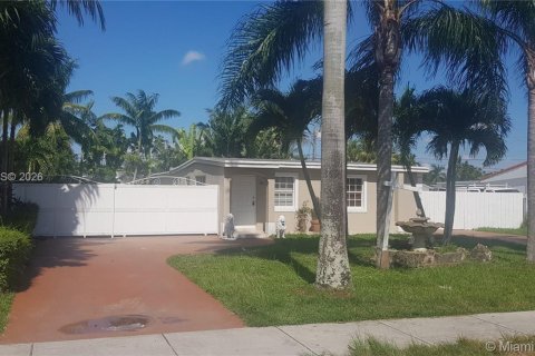 House in Miami, Florida 2 bedrooms, 164.44 sq.m. № 2064370
