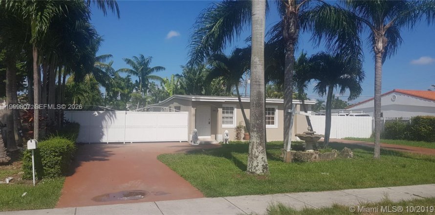 House in Miami, Florida 2 bedrooms, 164.44 sq.m. № 2064370