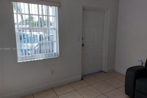 House in Miami, Florida 2 bedrooms, 164.44 sq.m. № 2064370 - photo 18