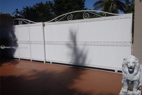 House in Miami, Florida 2 bedrooms, 164.44 sq.m. № 2064370 - photo 2