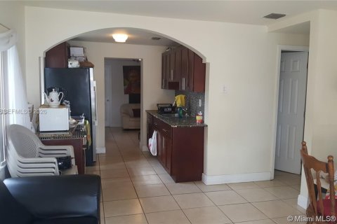House in Miami, Florida 2 bedrooms, 164.44 sq.m. № 2064370 - photo 7