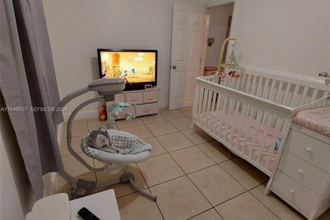 House in Miami, Florida 2 bedrooms, 164.44 sq.m. № 2064370 - photo 14