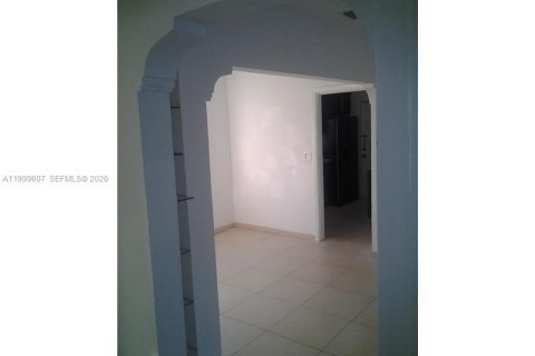 House in Miami, Florida 2 bedrooms, 164.44 sq.m. № 2064370 - photo 11