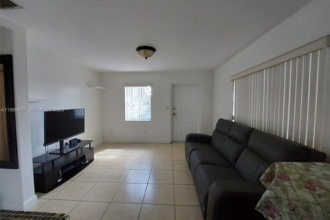 House in Miami, Florida 2 bedrooms, 164.44 sq.m. № 2064370 - photo 17