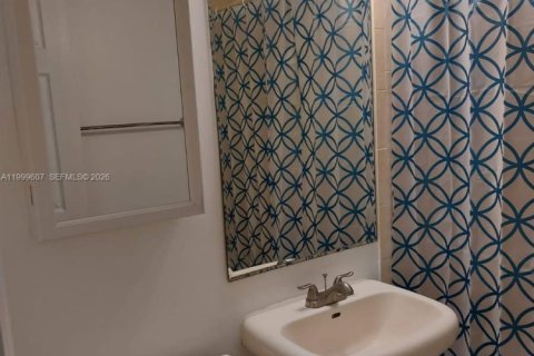 House in Miami, Florida 2 bedrooms, 164.44 sq.m. № 2064370 - photo 21