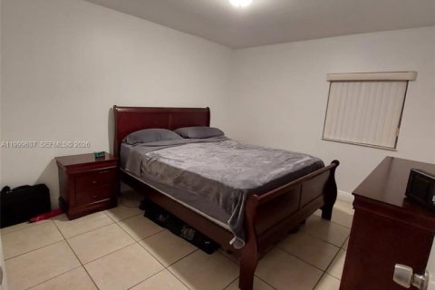 House in Miami, Florida 2 bedrooms, 164.44 sq.m. № 2064370 - photo 19