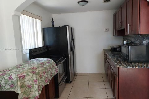 House in Miami, Florida 2 bedrooms, 164.44 sq.m. № 2064370 - photo 24