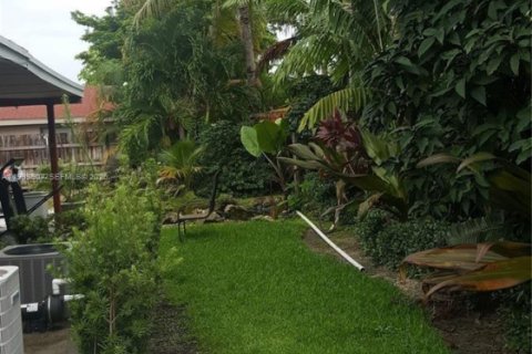 House in Miami, Florida 2 bedrooms, 164.44 sq.m. № 2064370 - photo 9