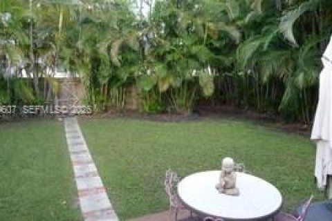 House in Miami, Florida 2 bedrooms, 164.44 sq.m. № 2064370 - photo 4