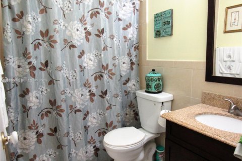 House in Miami, Florida 2 bedrooms, 164.44 sq.m. № 2064370 - photo 13