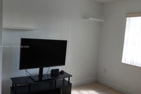 House in Miami, Florida 2 bedrooms, 164.44 sq.m. № 2064370 - photo 16