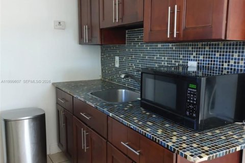 House in Miami, Florida 2 bedrooms, 164.44 sq.m. № 2064370 - photo 27