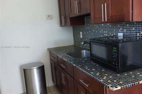 House in Miami, Florida 2 bedrooms, 164.44 sq.m. № 2064370 - photo 25