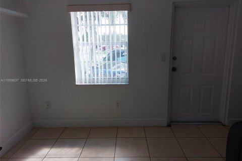 House in Miami, Florida 2 bedrooms, 164.44 sq.m. № 2064370 - photo 15