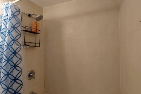 House in Miami, Florida 2 bedrooms, 164.44 sq.m. № 2064370 - photo 22