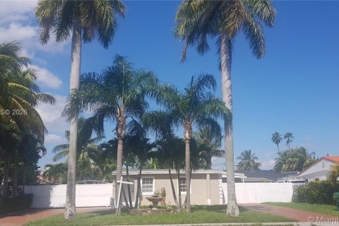 House in Miami, Florida 2 bedrooms, 164.44 sq.m. № 2064370 - photo 6