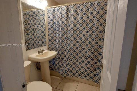 House in Miami, Florida 2 bedrooms, 164.44 sq.m. № 2064370 - photo 23
