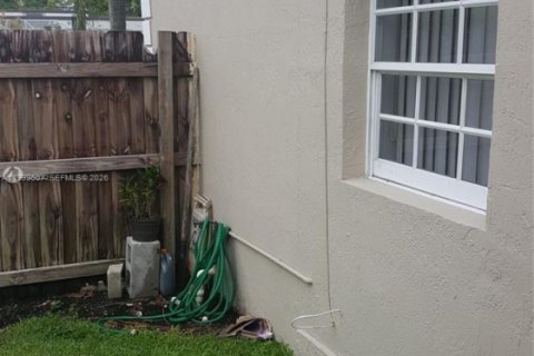 House in Miami, Florida 2 bedrooms, 164.44 sq.m. № 2064370 - photo 12