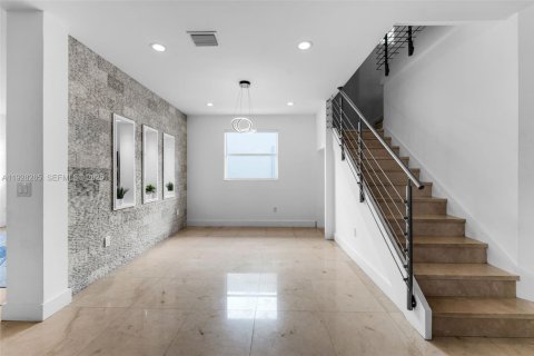 Купить виллу или дом в Дорал, Флорида 4 спальни, 246.19м2, № 1988306 - фото 9