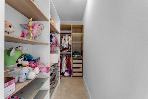 Купить виллу или дом в Дорал, Флорида 4 спальни, 246.19м2, № 1988306 - фото 15