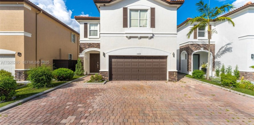 Дом в Дорал, Флорида 4 спальни, 246.19м2 № 1988306