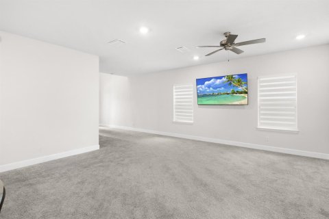 House in Port St. Lucie, Florida 4 bedrooms, 217.58 sq.m. № 2082925 - photo 10