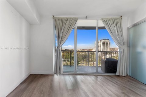 Condo in Miami, Florida, 2 bedrooms  № 2009636 - photo 9