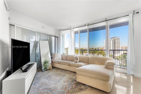 Condo in Miami, Florida, 2 bedrooms  № 2009636 - photo 2