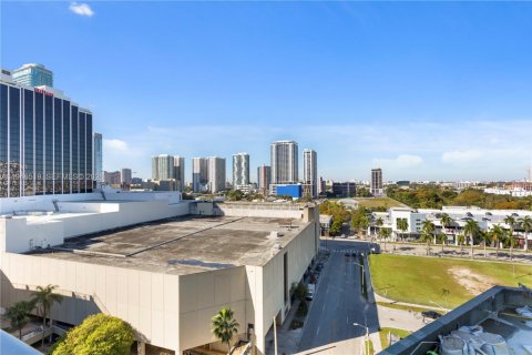 Condo in Miami, Florida, 2 bedrooms  № 2009636 - photo 13