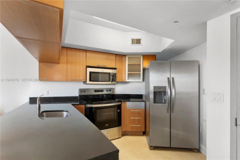 Condo in Miami, Florida, 2 bedrooms  № 2009636 - photo 5