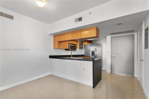 Condo in Miami, Florida, 2 bedrooms  № 2009636 - photo 4