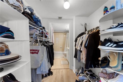 Condo in Miami, Florida, 2 bedrooms  № 2009636 - photo 8