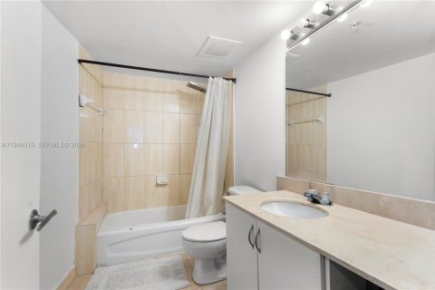 Condo in Miami, Florida, 2 bedrooms  № 2009636 - photo 7