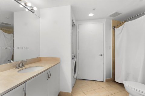 Condo in Miami, Florida, 2 bedrooms  № 2009636 - photo 10