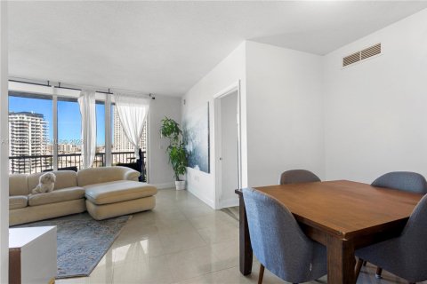 Condo in Miami, Florida, 2 bedrooms  № 2009636 - photo 3