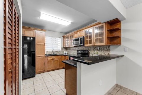 Condo in Miami, Florida, 2 bedrooms № 2073195 - photo 8