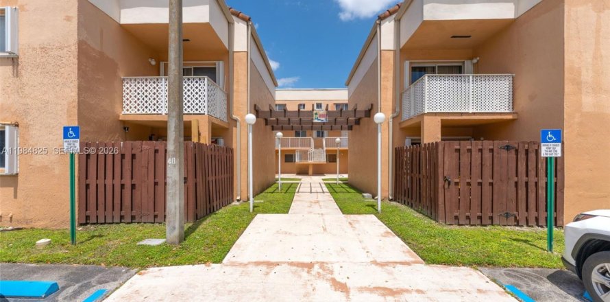 Condo in Miami, Florida, 2 bedrooms № 2073195