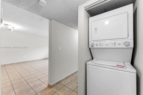 Condo in Miami, Florida, 2 bedrooms № 2073195 - photo 13