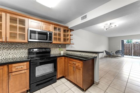 Condo in Miami, Florida, 2 bedrooms № 2073195 - photo 11