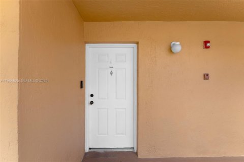 Condo in Miami, Florida, 2 bedrooms № 2073195 - photo 4